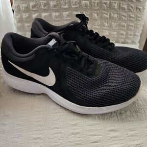 Nike Men's Black and White Athletic Shoes